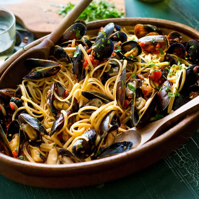 Pasta with Mussels in Tomato Sauce